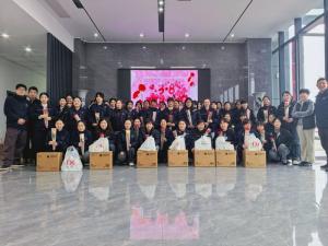 鮮花贈(zèng)芳華，好禮敬巾幗